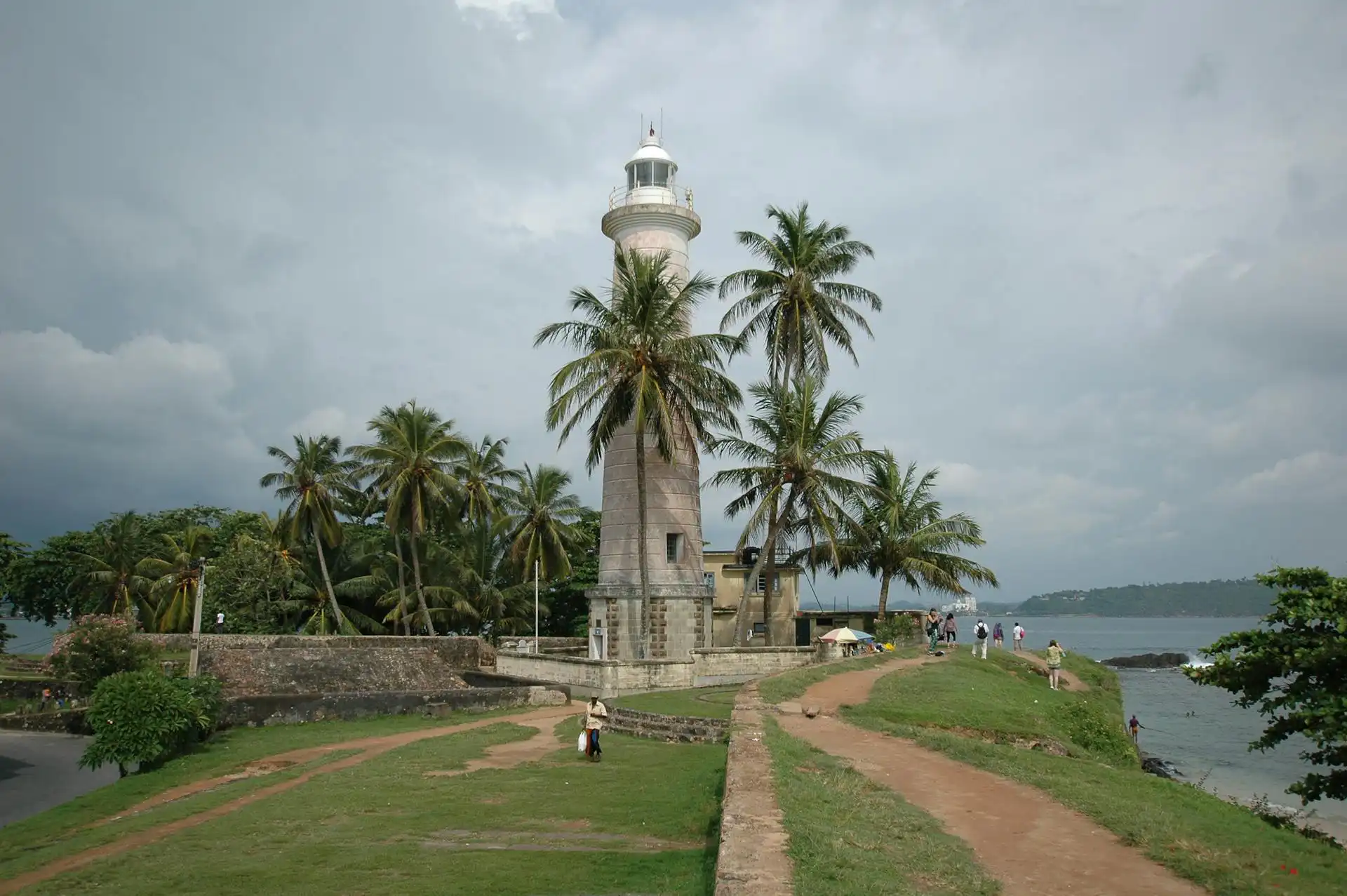 Exploring the historic Galle Fort on a flawlessly planned sri lanka 7 day itinerary all highlights